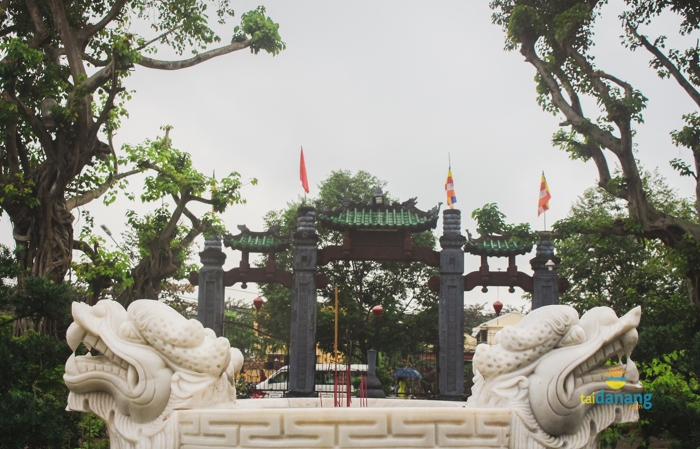Dau nam vieng chua cau may