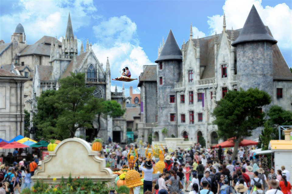 hon-10-tan-bi-ngo-tao-duoc-dung-de-trang-tri-halloween-sun-world-ba-na-hills - 05