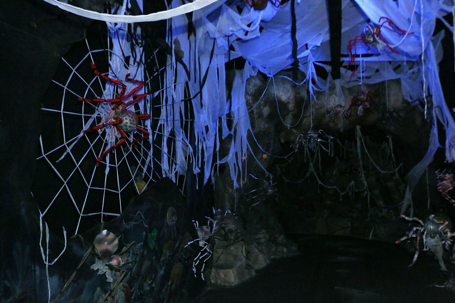 hon-10-tan-bi-ngo-tao-duoc-dung-de-trang-tri-halloween-sun-world-ba-na-hills - 06