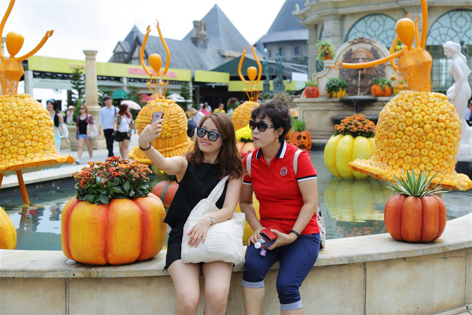 hon-10-tan-bi-ngo-tao-duoc-dung-de-trang-tri-halloween-sun-world-ba-na-hills - 07