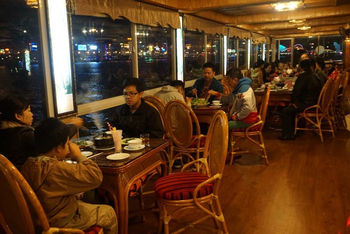 kham-pha-da-nang-trai-nghiem-du-thuyen-tren-song-han-10
